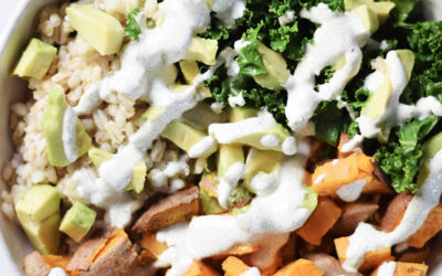 Vegansk – Salat bowl med søde kartofler,  grønkål og hampe-dild dressing