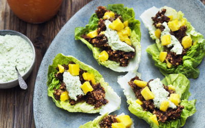 Veganske Hverdagsretter – Salatbåde med valnøddefyld, mango og cashew-korianderdip
